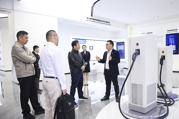 tqb谈球吧股份副董事长、总裁刘作斌向福船集团副总经理李振均一行介绍公司充电产品.jpg